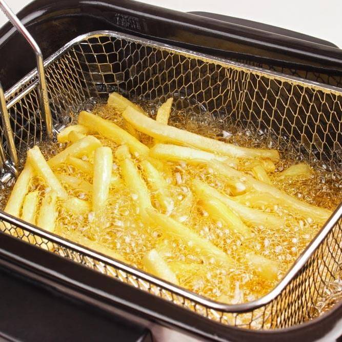 frites dans friteuse à bain d'huile